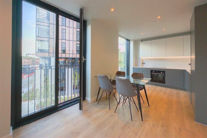 2 Bedroom Apartment To Rent In B.. The Gate, Meadowside, M4