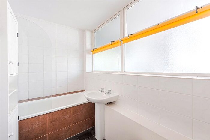 1 Bedroom Flat For Sale In Churchill Gardens, Pimlico, London, Uk, SW1V