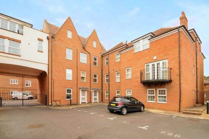 2 Bedroom Flat To Rent In Vineyard, Abingdon, OX14