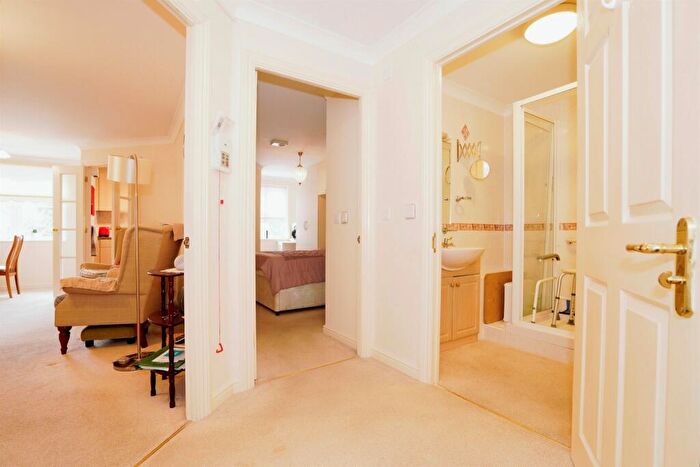 1 Bedroom Flat For Sale In Southdown Road, Southdown, Harpenden, AL5