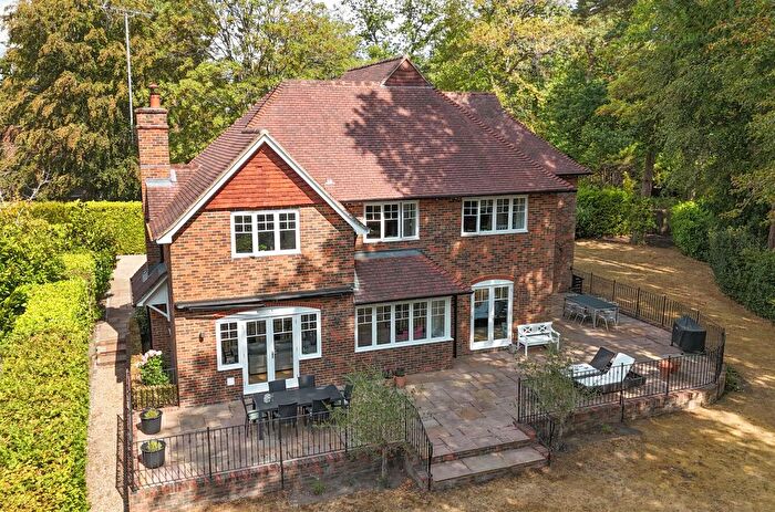 5 Bedroom Detached House For Sale In Waverley Avenue, Fleet, Hampshire, GU51
