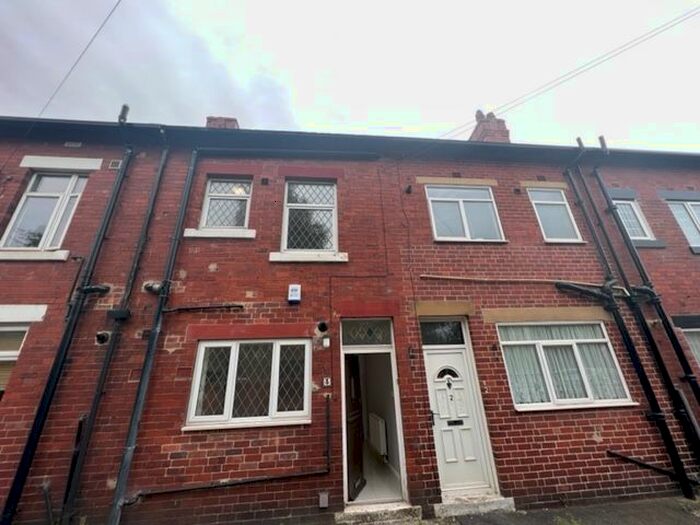 3 Bedroom Property To Rent In Oakfield Avenue, Rothwell, Leeds, LS26
