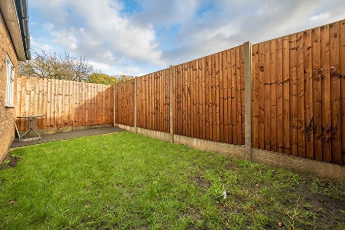 3 Bedroom Flat To Rent In Saxon Drive, London, W3