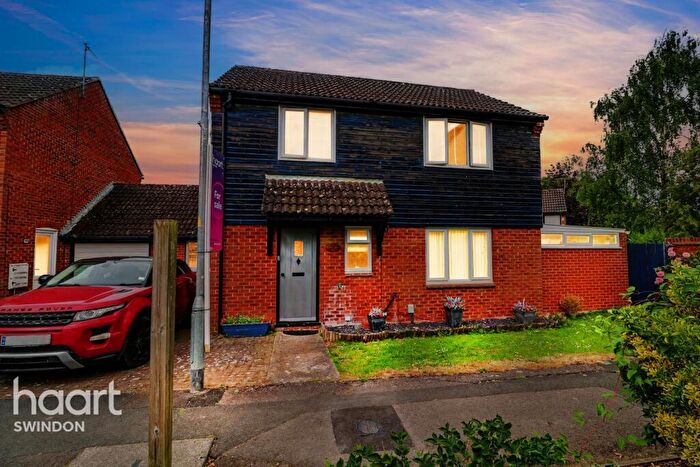 3 Bedroom Link Detached House For Sale In High Mead, Swindon, SN4