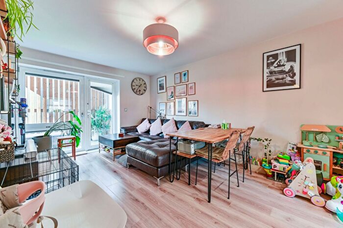 2 Bedroom Flat To Rent In Northwold Road, Hackney, London, E5