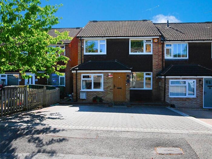 3 Bedroom End Of Terrace House For Sale In Whitley Road, Yateley, GU46