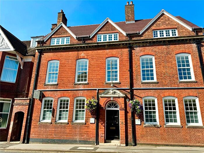 2 Bedroom Flat To Rent In South Street, Farnham, Surrey, GU9