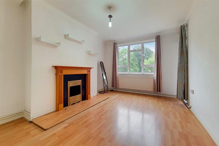 3 Bedroom Flat To Rent In Patmore Estate, London, SW8
