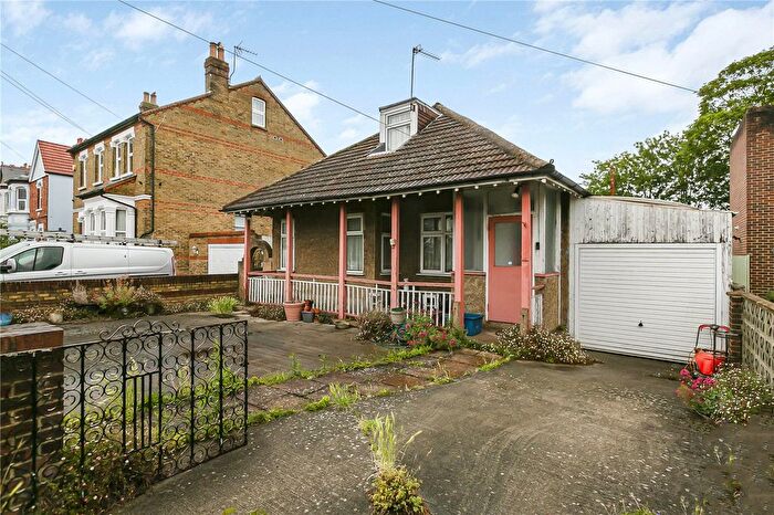 3 Bedroom Bungalow For Sale In Whitton Road, Hounslow, TW3