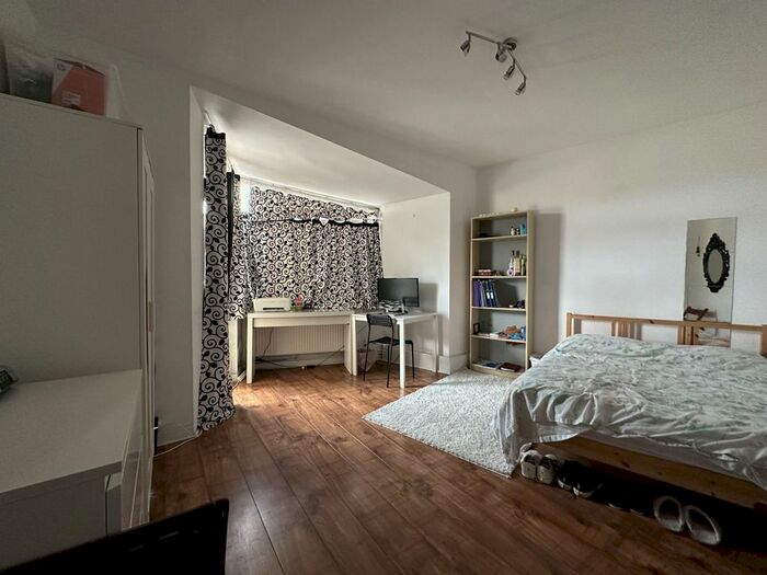 3 Bedroom Flat To Rent In Burbage Close, London, SE1