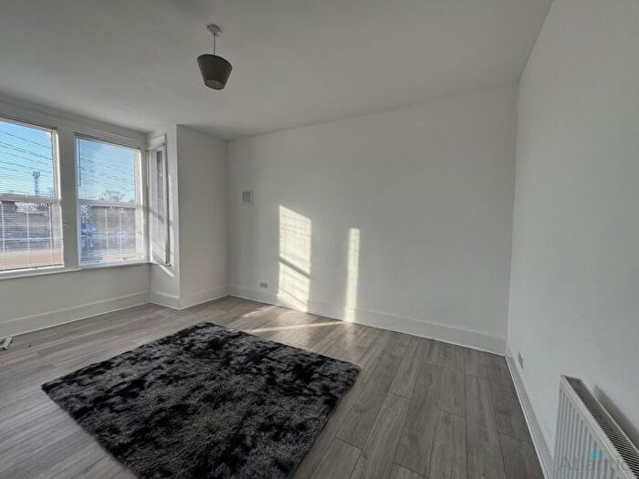 4 Bedroom Flat To Rent In Baker Road, Harlesden, NW10