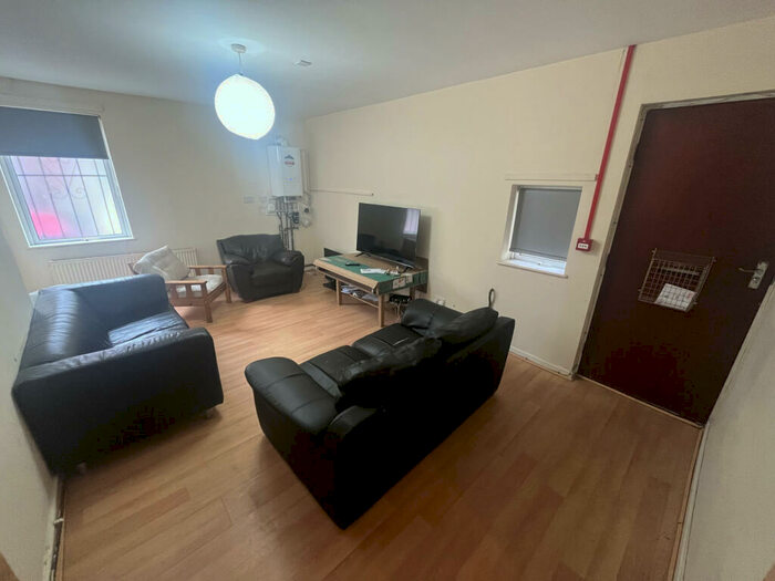 2 Bedroom Apartment To Rent In Basement Flat, Leeds, West Yorkshire, LS6