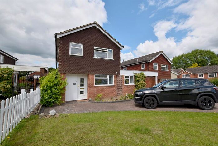 3 Bedroom Detached House To Rent In Montfort Rise, Redhill, RH1