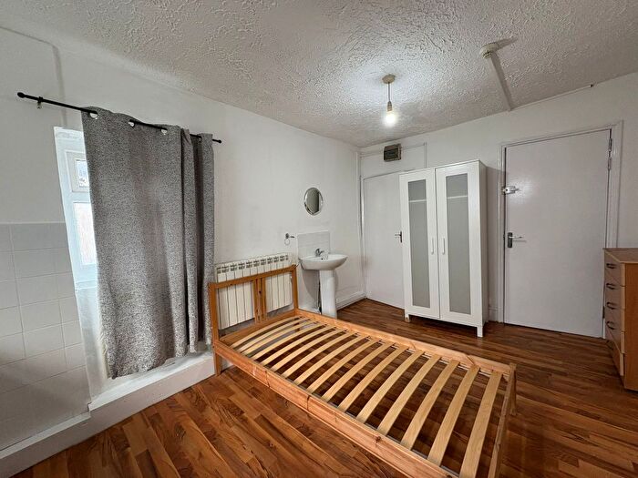 Studio To Rent In West Green Road, London, N15