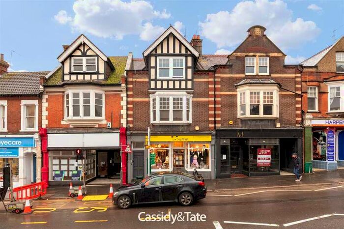 2 Bedroom Flat To Rent In Station Road, Harpenden, Hertfordshire, AL5