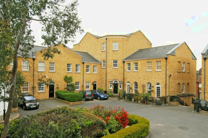 2 Bedroom Apartment To Rent In Sovereign Crescent Surrey Quays, SE16