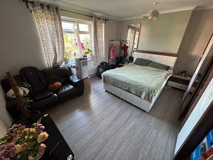 2 Bedroom Flat To Rent In Park Road, London, NW4