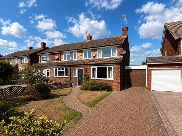 3 Bedroom Semi-Detached House For Sale In Chatsworth Drive, Sittingbourne, Kent, ME10