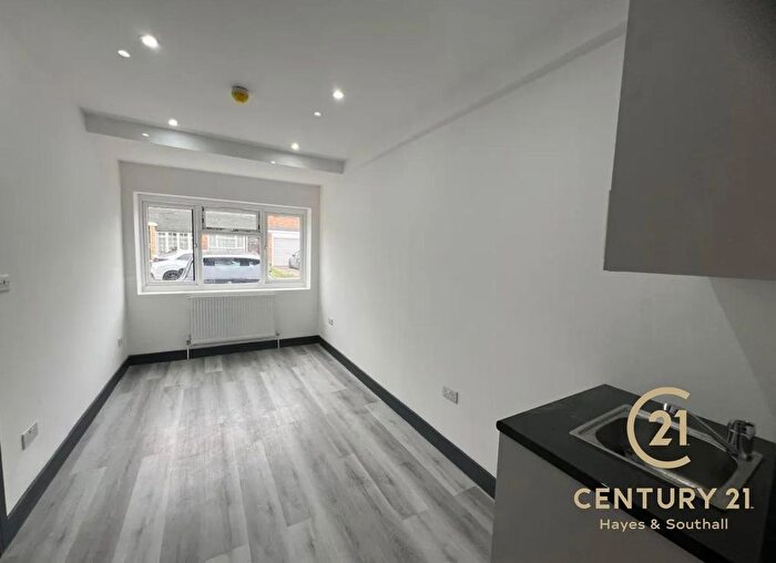 6 Bedroom Semi Detached House To Rent In Weymouth Road, UB4