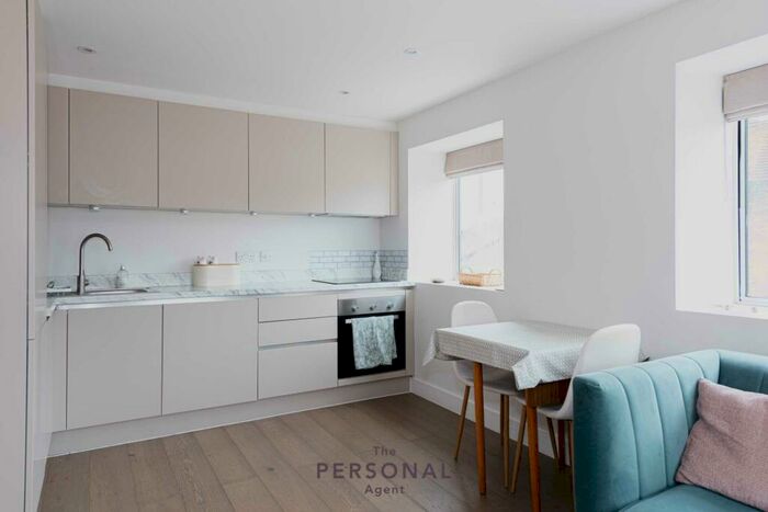 1 Bedroom Flat To Rent In East Street, Epsom, KT17