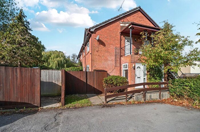 1 Bedroom Flat For Sale In St. Peters Gardens, Wrecclesham, Farnham, Surrey, GU10