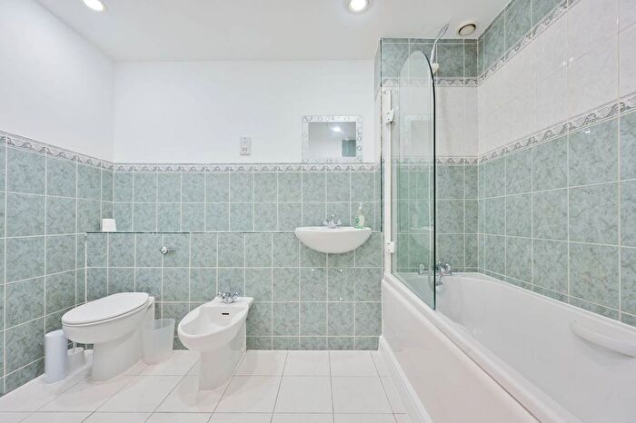 2 Bedroom Flat To Rent In Elderfield Place, Tooting Bec, London, SW17