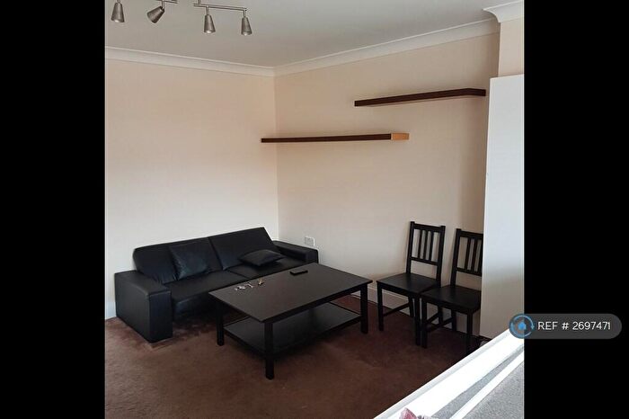2 Bedroom Flat To Rent In Darkes Lane, Potters Bar, EN6