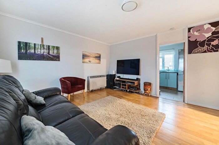 2 Bedroom Flat For Sale In Deepdale, Bracknell, RG12