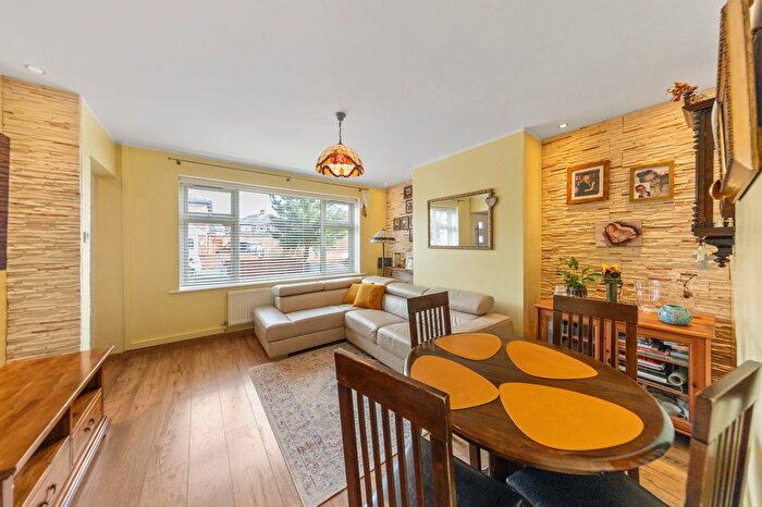 3 Bedroom Semi-Detached House For Sale In Sinclair Avenue, Warrington, WA2