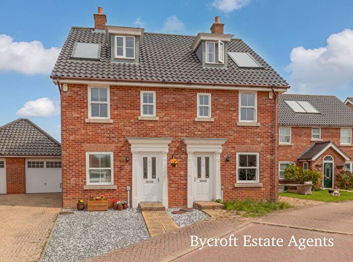 3 Bedroom Semi-detached House For Sale In Bradfield Drive, Martham, NR29