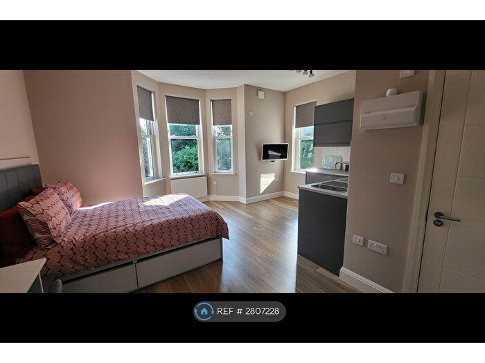 Studio To Rent In Redwood Drive, Epsom, KT19