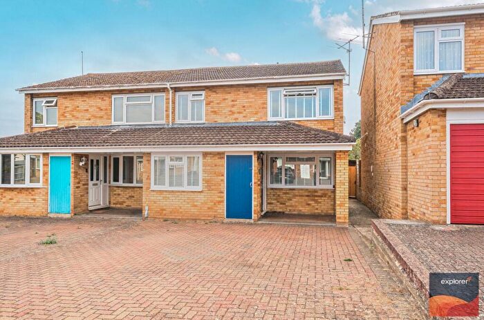 3 Bedroom Semi-Detached House For Sale In Derwent Road, Kempshott, RG22