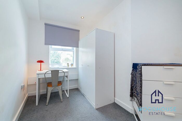 2 Bedroom Flat To Rent In Roman Road, London, E2