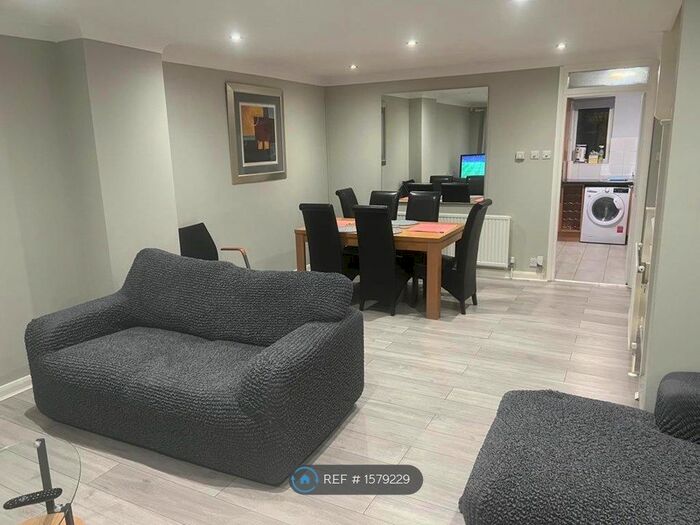 3 Bedroom Flat To Rent In Abinger Mews, London, W9