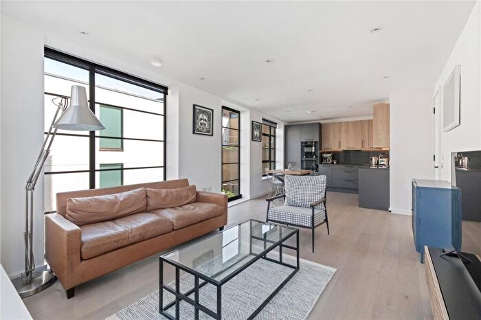 2 Bedroom Apartment For Sale In Osborn Street, London, E1