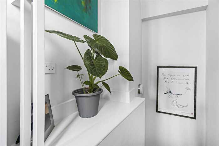 1 Bedroom Duplex For Sale In Winchelsea Road, Forest Gate, London, E7