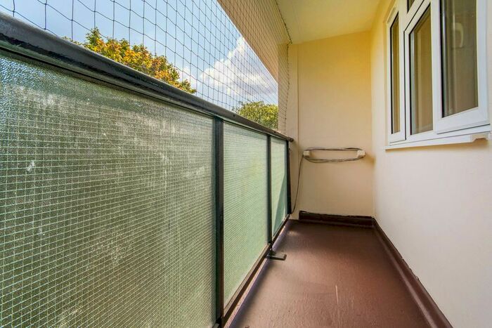 3 Bedroom Flat To Rent In Staplefield Close, Streatham Hill, London SW2