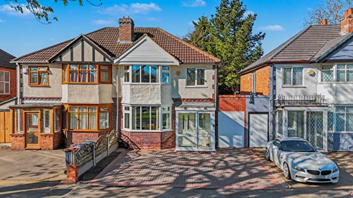 3 Bedroom Semi Detached House For Sale In Stratford Road, Hall Green, Birmingham, B28