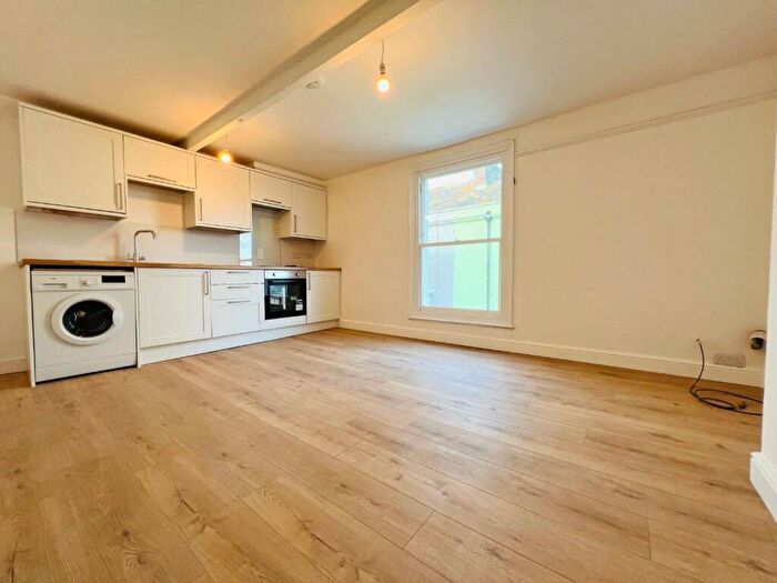 1 Bedroom Flat To Rent In Rodwell Street, Weymouth, DT4