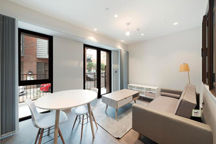 1 Bedroom Apartment To Rent In Dock East Apartments, Canary Wharf, E14