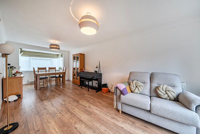 3 Bedroom Detached House For Sale In Acacia Close, Stanmore, HA7