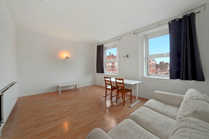 2 Bedroom Flat To Rent In Goldhawk Road, London, W12