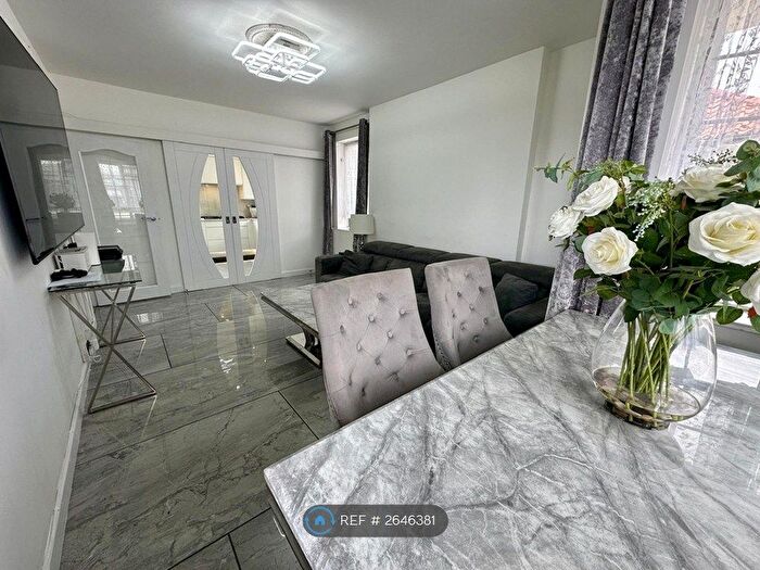 3 Bedroom Flat To Rent In Frithville Gardens, London, W12