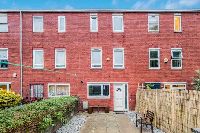 4 Bedroom Flat To Rent In Tresham Walk, London, E9