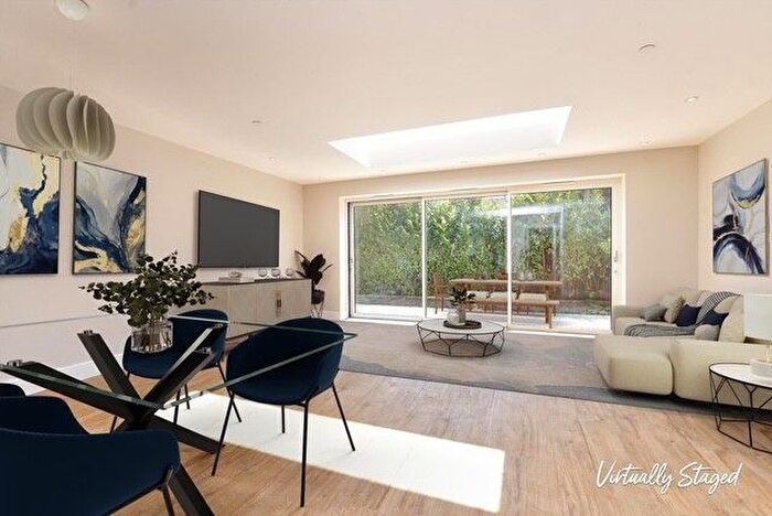 4 Bedroom Semi-detached House For Sale In Blossom Way, Carshalton, SM5