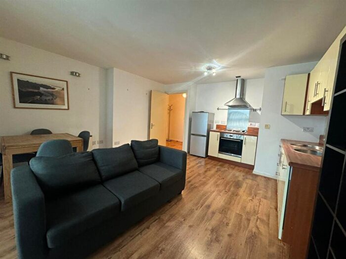2 Bedroom Flat To Rent In City Point, Chapel Street, Salford, M3
