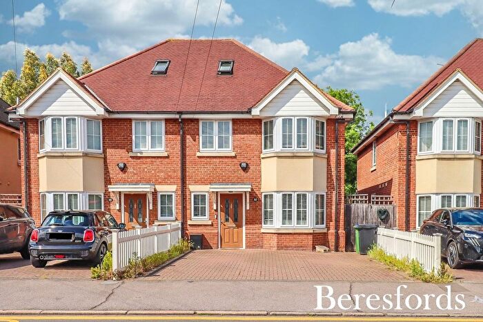 4 Bedroom Semi-detached House For Sale In St. Marys Lane, Upminster, RM14