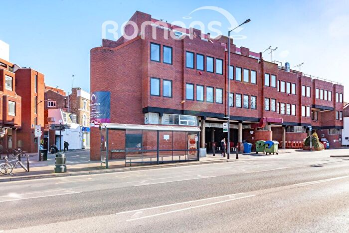 3 Bedroom Flat To Rent In Queen Annes Court, Peascod Street, Windsor, SL4