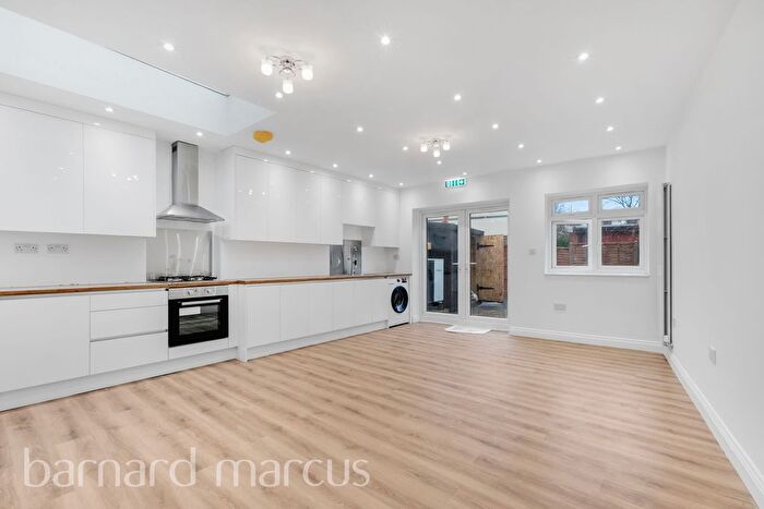 3 Bedroom Flat To Rent In North Gardens, London, SW19