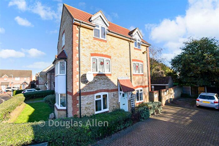 2 Bedroom Flat For Sale In Hampstead Gardens, Chadwell Heath, Essex, RM6